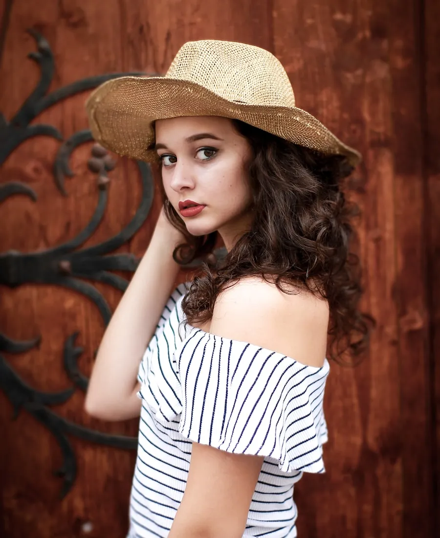 Sinnliches Porträt mit nackten Schultern