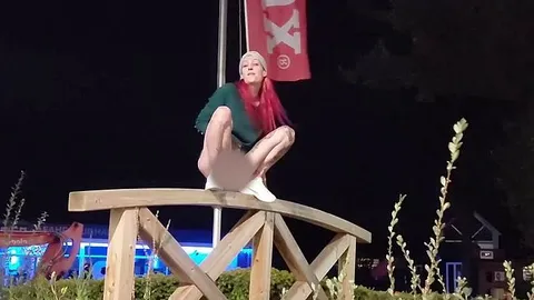 Amanda-Jewelz: Riskanter geht's wirklich nicht! Outdoor Pisstrahl in dein Gesicht...