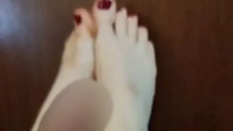 AmberBlaze: Geiler kleiner Footjob für meinen Lieblingsdildo- AmberBlaze