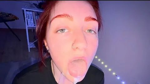Nahaufnahme eines Blowjobs aus der Ich-Perspektive