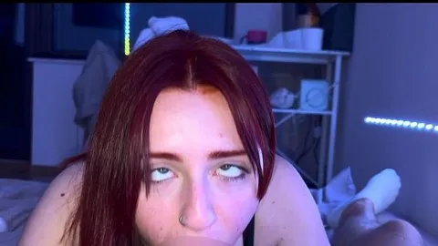 Echtes selbstgemachtes Pornovideo einer jungen Studentin, die vor Orgasmus schreit.