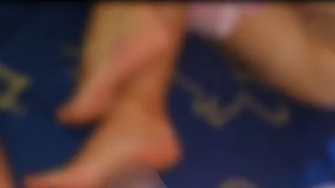 AnnaFire: MILF in pinken Shorts liebt saftigen Sex