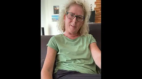 Anouk72: Von meiner Freundin zurück und der Spaß wird auf meiner Couch vollendet
