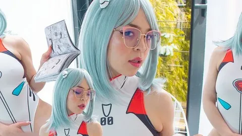 AntonellaRichie: Antonella, das Anime-Mädchen, masturbiert beim Lesen pornografischer Liebesgeschichten.