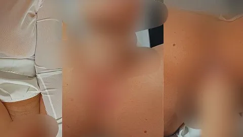 XXL Natur-Dildo dehnt das enge Loch des Schülmädchens