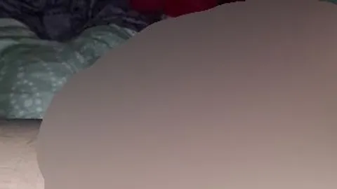Schieb mir deine Hand unter die Decke und Spiel mit meinem Schwanz