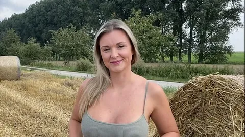BellaTight: Outdoorsex ;) am Heuchballen wild getrieben