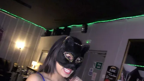bigjohnnyuk: Indische Schönheit Maskiert Maya sucks Big White Cock & Gets Gefickt! Big Facial & Swallow! Xxx