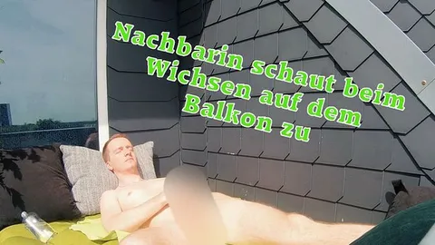 schüchterne Nachbarin schaut Kerl auf dem Balkon beim Wichsen zu