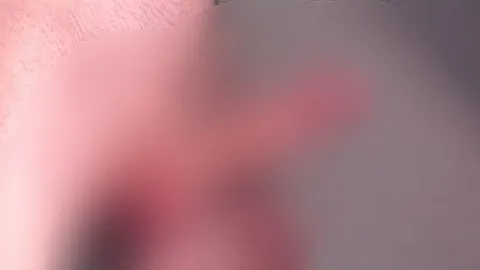 Nahaufnahme - Twink bringt seinen grossen Schwanz zum spritzen