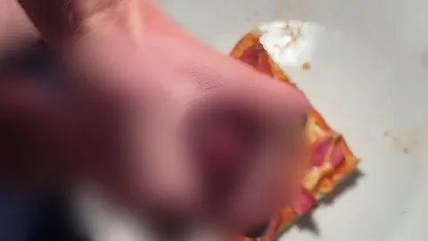 Twink spritz auf seine Pizza