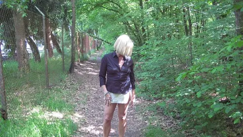 BlondeZeigeSchlampe: Minirock&Ballerinas Outdoor