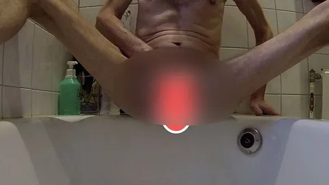 Unrasierter Schwanz pisst breitbeinig geil in die Duschwanne