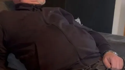 Ich war so geil auf den Mann??? meines besten Freundes. Ich konnte nicht widerstehen.