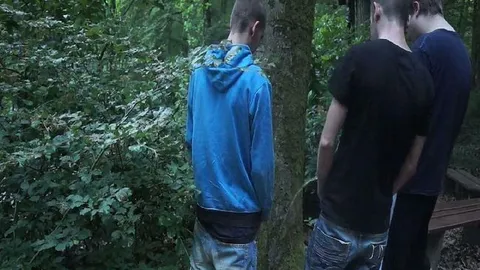 3 Herren pissen für dich!