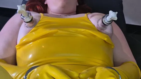 Dieser Dreckskerl steckt mir doch glatt gleichzeitig seine Hand und den Schwanz in meine Fotze