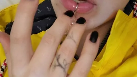 Elli_Young: GummiGenuss! Mein sinnlicher Friesennerz bringt mich zu zucken