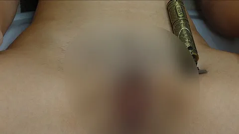 Eine sehr behaarte Muschi mit Trimmer und Rasierer rasieren! Nahaufnahme der Muschi!