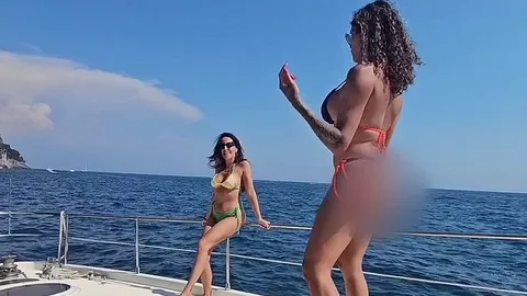 Ferreroxlive: Maya und Luca begeben sich mit der Transfrau Sabrina auf ein Abenteuer auf hoher See.