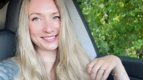 Fiona-Fuchs: Meine beste Freundin muss warten - vor der Geburtstagsfeier im Auto zum Orgasmus gefingert