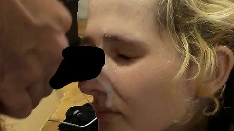 Foto-Video-Graf: junge devote voll ins gesicht gespritzt