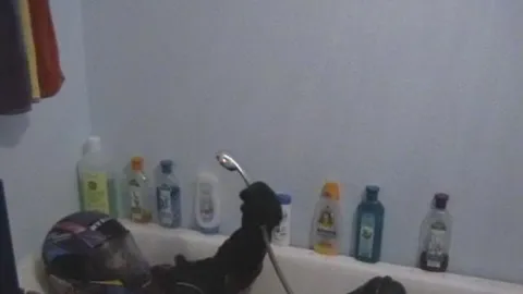 GaySexBiBoy: In der Badewanne mit Bikerkombi...und Pisse