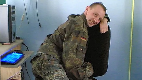 GaySexBiBoy: Abspritzen - Soldat STEVE !