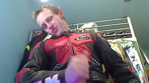 GaySexBiBoy: Live Chat Lederkombi Pisse Volle Ladung Sperma Mega Schwanz