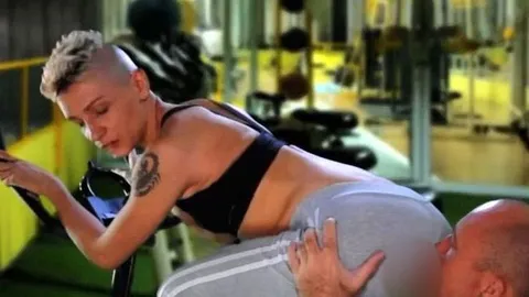 tiefer Analsex mit Cumshot in einem öffentlichen Fitnessstudio