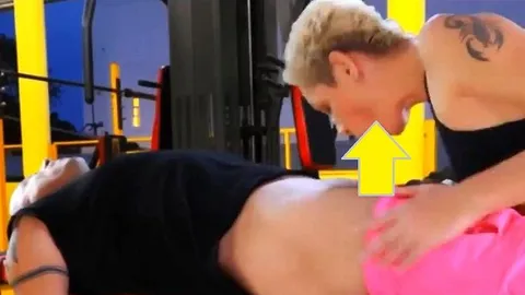 Im Fitnessstudio näherte ich mich dem Athleten, zog seine Shorts aus und fing an, seinen Schwanz tie