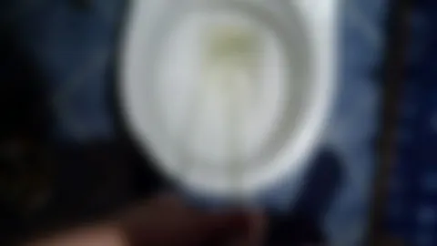 erstes pissen ins klo video