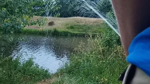 Weit pissen . bis zum 7m entfernten Kanal? Mit voller Blase?