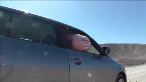 Pissen aus dem Autofenster