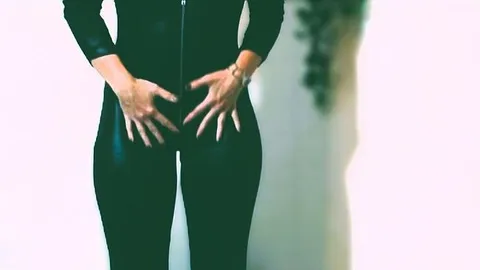 Zerfickt im Catsuit... Orgasmen auf dem Wannenrand
