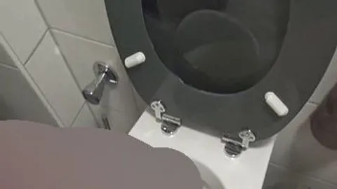 Greenzona: SO VIEL SPANNUNG MUSS RAUS - Kleine Pause, große Versuchung... "TOILETTEN-SPRITZER"
