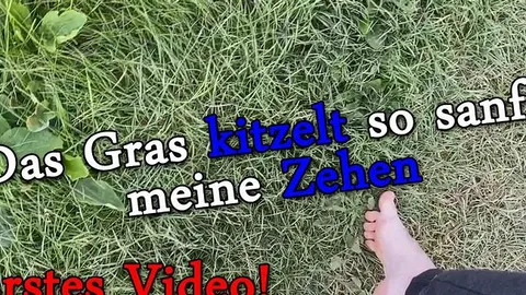 Männliche Füße im hohen Rasen