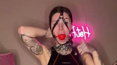 HotFeli_: Pillowriding im Latexbadeanzug und Ballgag