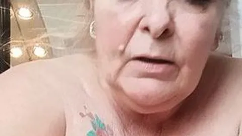 HotSilli152: Einfach in die Wanne gepisst