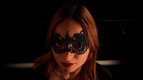 Blowjob und Deepthroat Nahaufnahme mit Maske aus Spitze