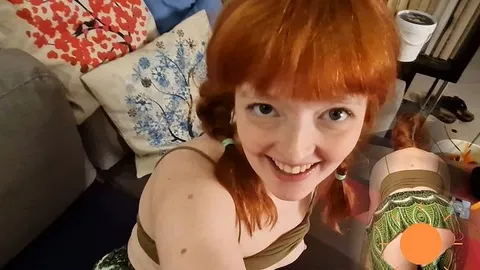 POV - Du erwischst mich beim Yoga in einer Hose mit Loch