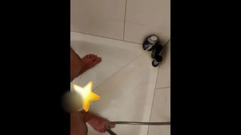 Jungschwanz98hamburg: Jungschwanz pisst fast eine Minute die Dusche voll