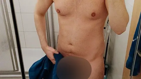 Jungschwanz98hamburg: Nach dem duschen den Körper und Schwanz abtrocknen