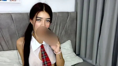 Dein süßes, unschuldiges Mädchen brennt vor Hitze und Verlangen.