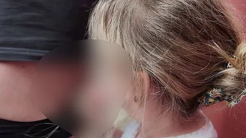 KarinaNelson: Dildoing beim Wandern und dann Blowjob bei einem Fremden