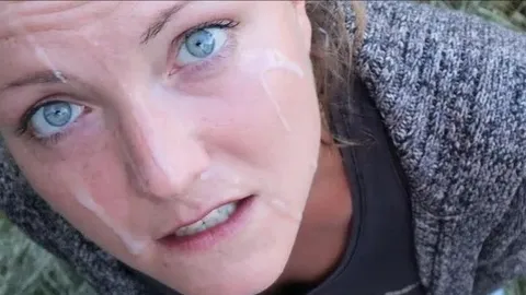 Fette Gesichtsbesamung für Wildpinklerin