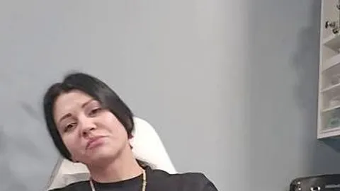 Trink meinen Urin von meinen Füßen und leck meine pissende Muschi, Sklave