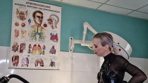 Lady-Naomi-Rouge: Gummisklave S Teil 3 Mumifiziert in der Gummiklinik