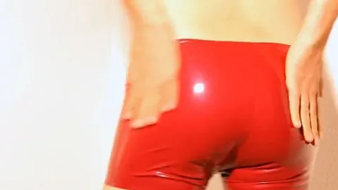 Rote Latexshort