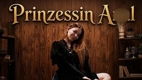 LaraWild: Prinzessin Anal - Finger tief im engen Arsch