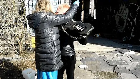 Spanking in der Öffentlichkeit und das noch in einem Pranger......